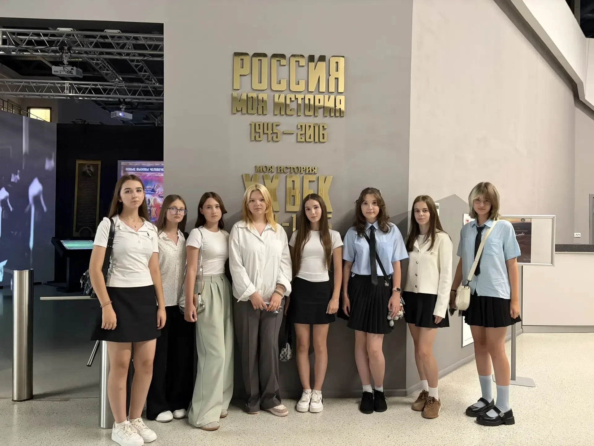 Ученики Октябрьского лицея стали участниками международного телемоста памяти 🌍💬🕯️