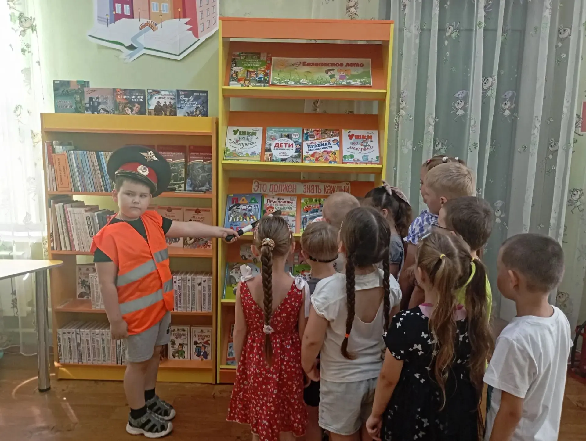 Посещение детской библиотеки: учимся быть в безопасности! 📖
Сегодня воспитанники старших групп побы