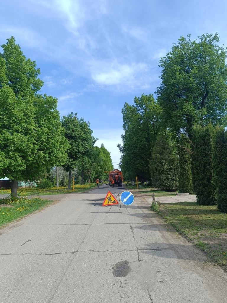 Продолжаем ремонт дорожного покрытия по улицам посёлка путём пневмонабрызга.