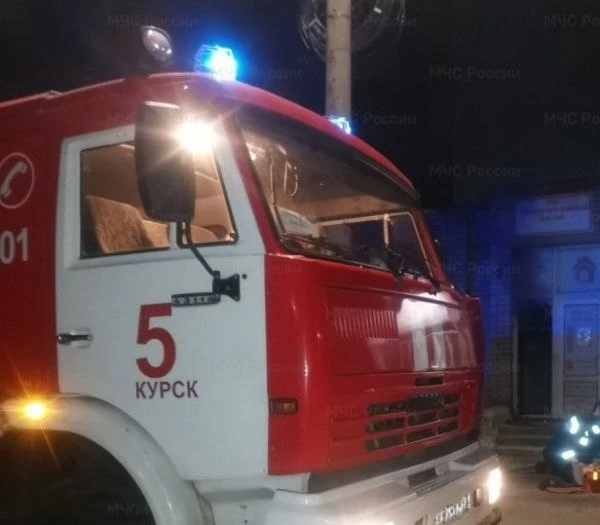 В Курске ночью сгорел 2-этажный дом