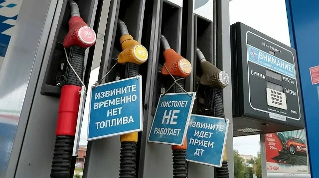 Топливный кризис дошёл и до Урала - продажу бензина ограничили в Свердловской области. На всех АЗС с