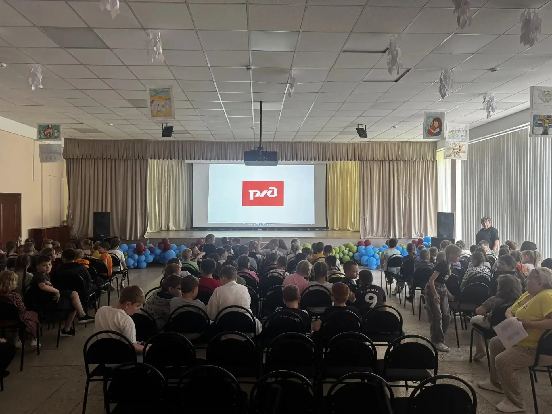 В рамках "Единого дня безопасности" в лагере "Радуга" просмотрели фильмы: 
 "Азбка безопасности" ( п