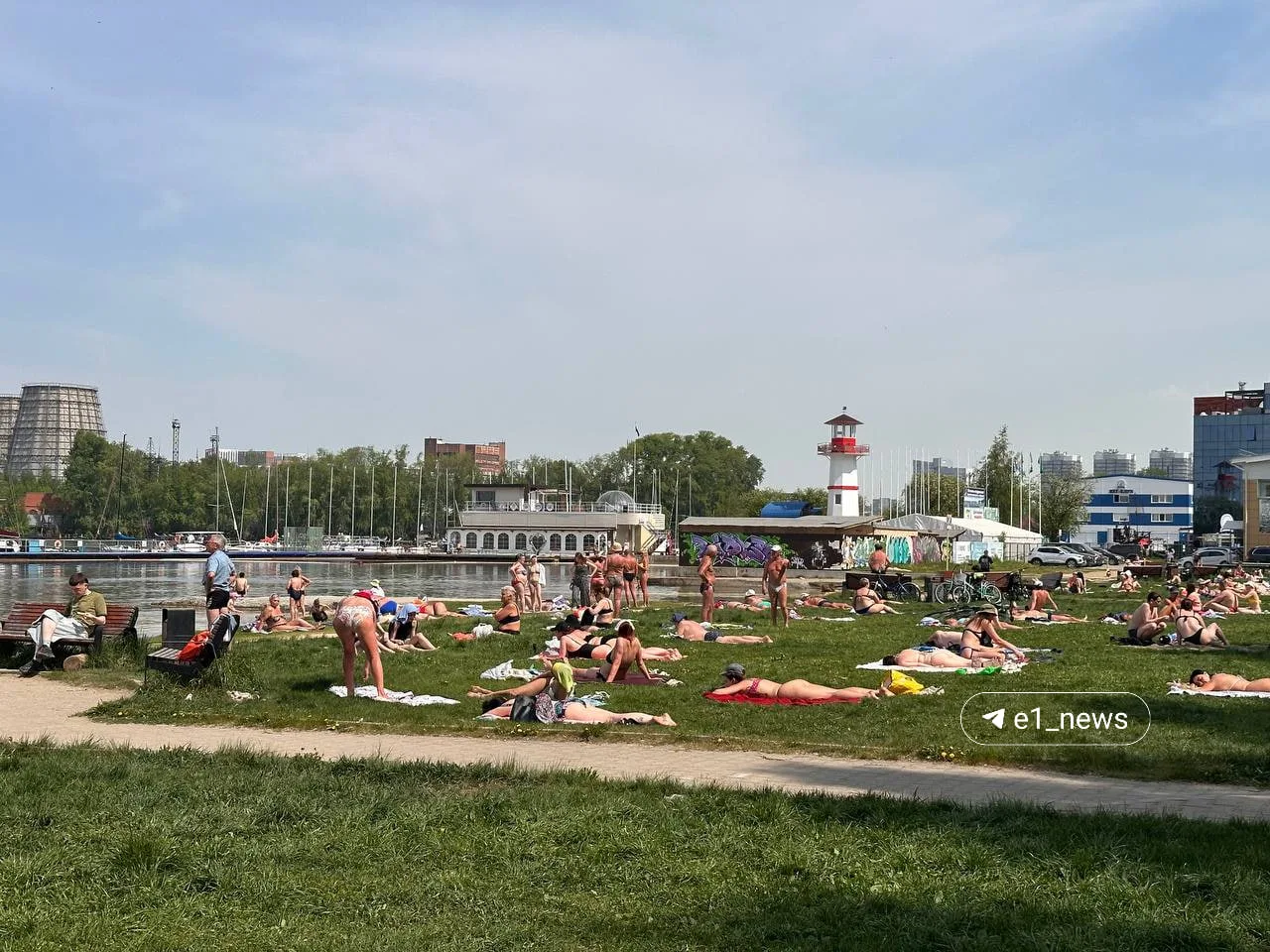 На Визовском пруду кому-то стало плохо. Екатеринбуржцы уже открыли купальный сезон:   — Скорая приех