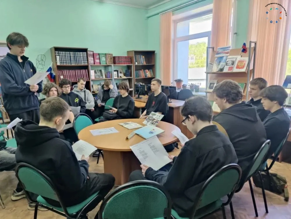 🇷🇺 В колледже прошла серия поэтических встреч 

В преддверии Дня России в библиотеке отделения маш
