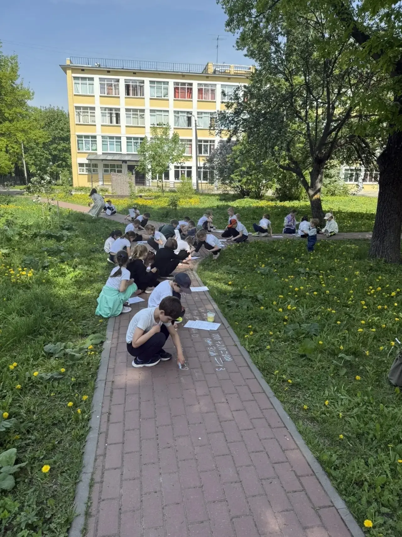 ☀️ ДЕНЬ ЗАЩИТЫ ДЕТЕЙ ☀️

Школьный двор в преддверии 1 июня превратился в настоящую детскую республик