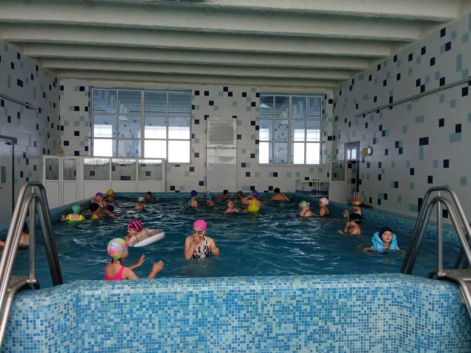 💦 ПЛЮХ! И мы в бассейне!

Сегодня у наших младших отрядов школьного лагеря был самый долгожданный д