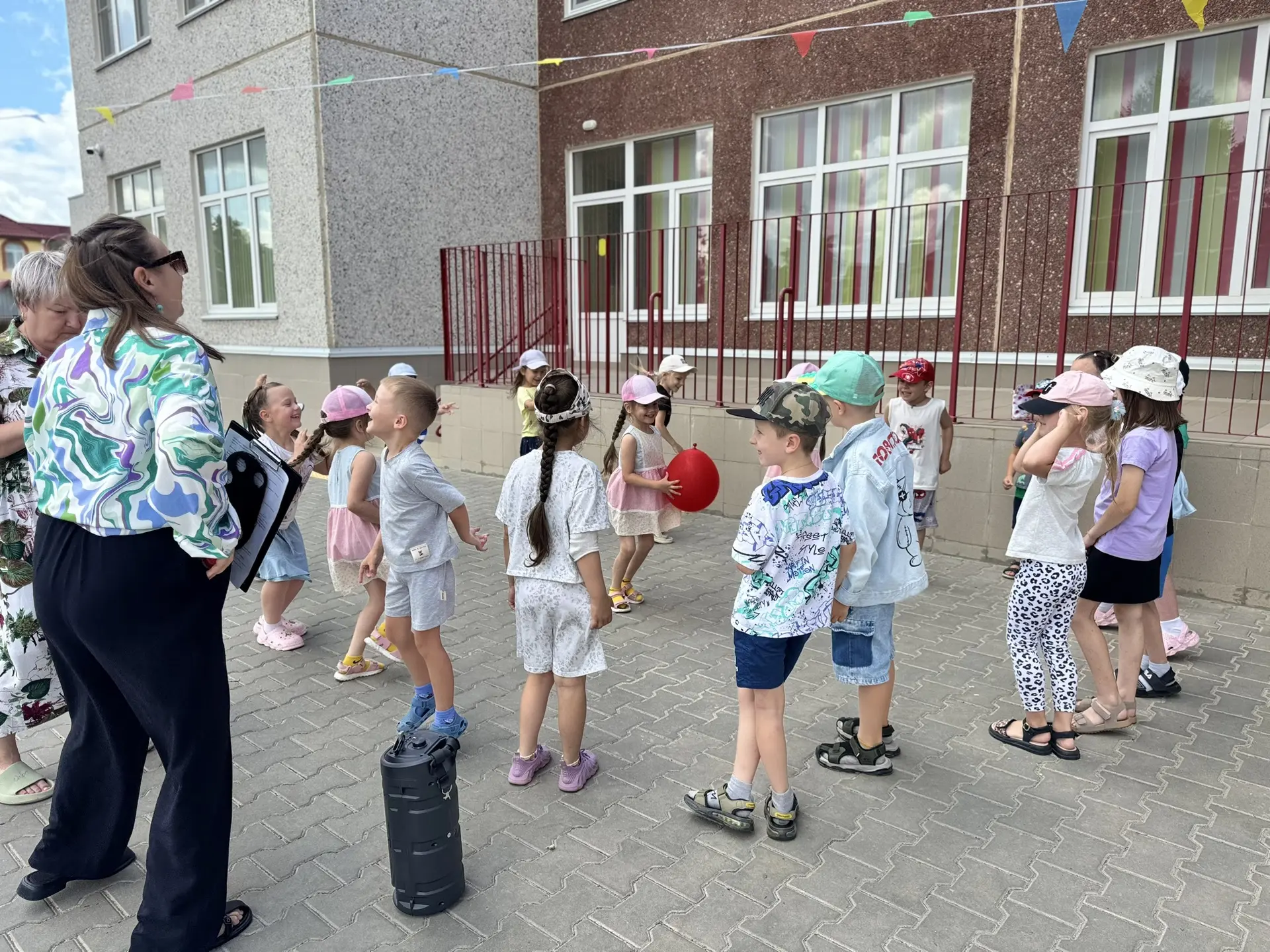 Лето в детском саду — это не только каникулы, но и насыщенная программа! Прогулки стали главной площ
