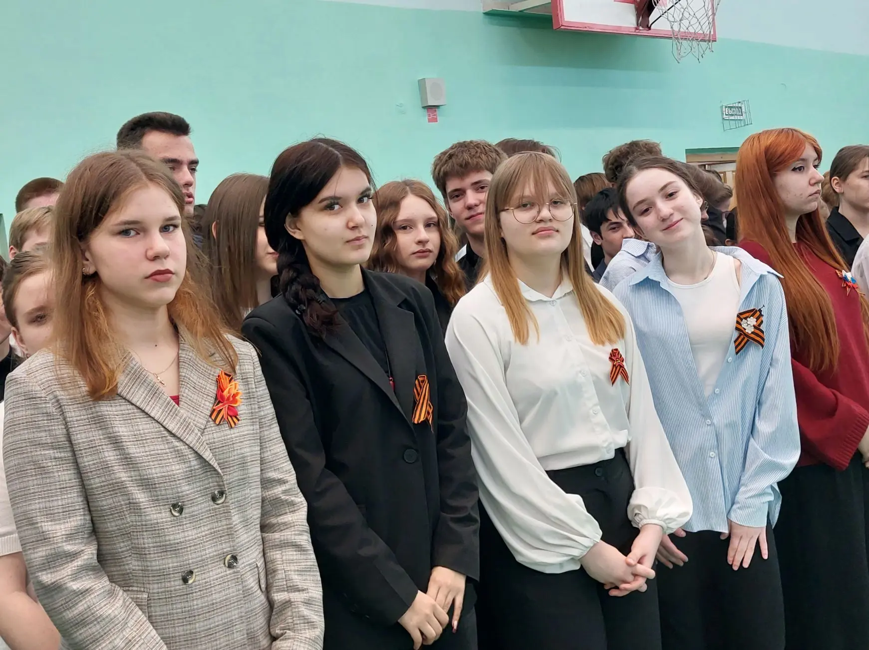 💫Традиционно, по понедельникам учебный день начинается с церемонии выноса государственного флага Рос