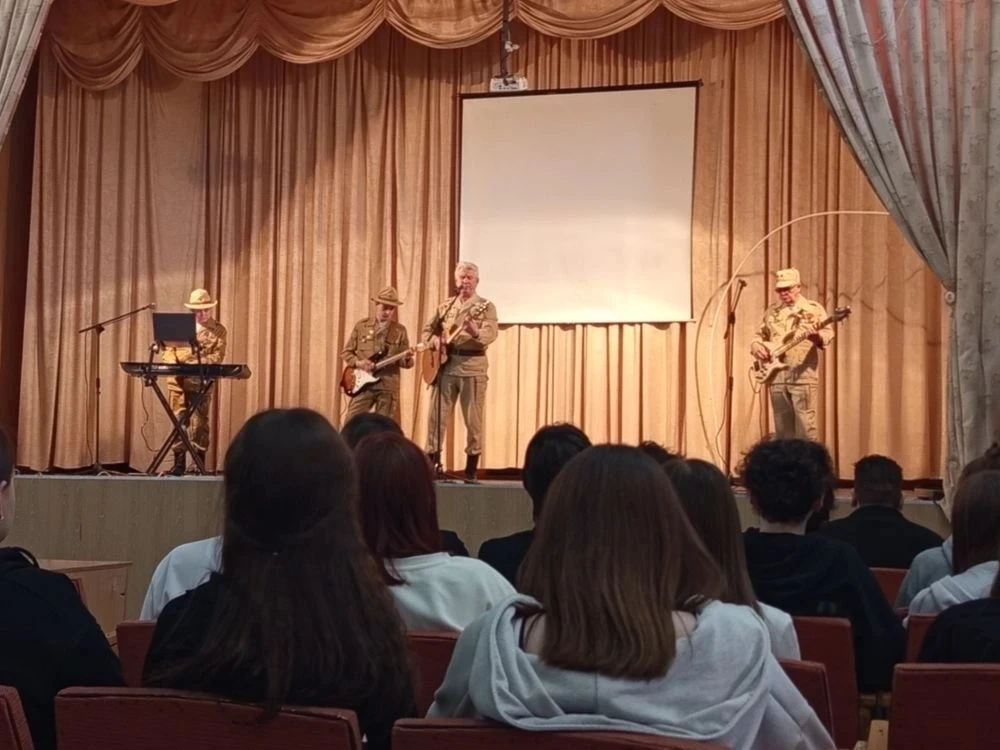 🎸 Музыка мужества: Легендарная группа «Контингент» выступила в ОАТК! 🇷🇺  В актовом зале ГАПОУ «ОАТК 