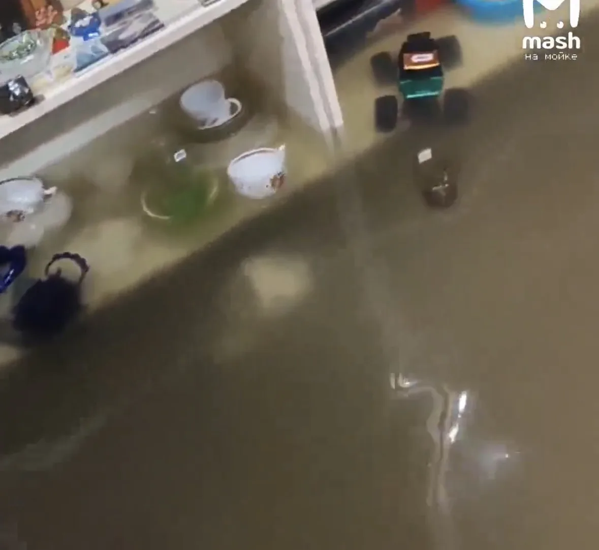 В Пушкине от вчерашнего дождя пострадал магазин одежды — вода достигла уровня вешалок.