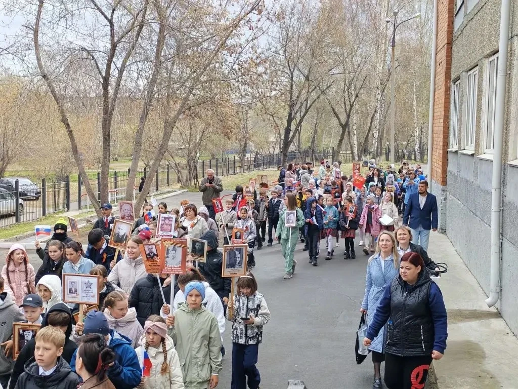 🎖️ Сегодня в нашей школе прошло шествие «Бессмертного полка»! 🎖️  Ученики начальных классов и пятикл