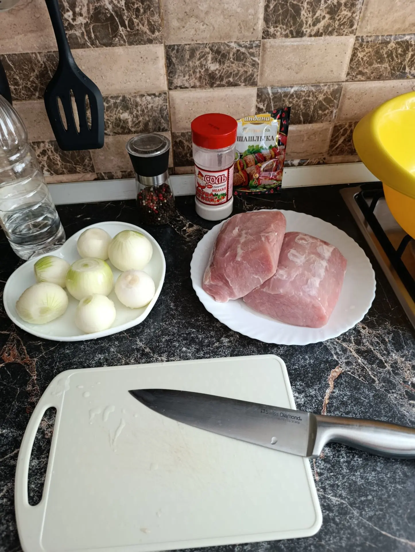 Успела замариновать шашлык! 🥰
Нежирное мясо, лук, специи, капля уксуса. И проверенный способ: тарел