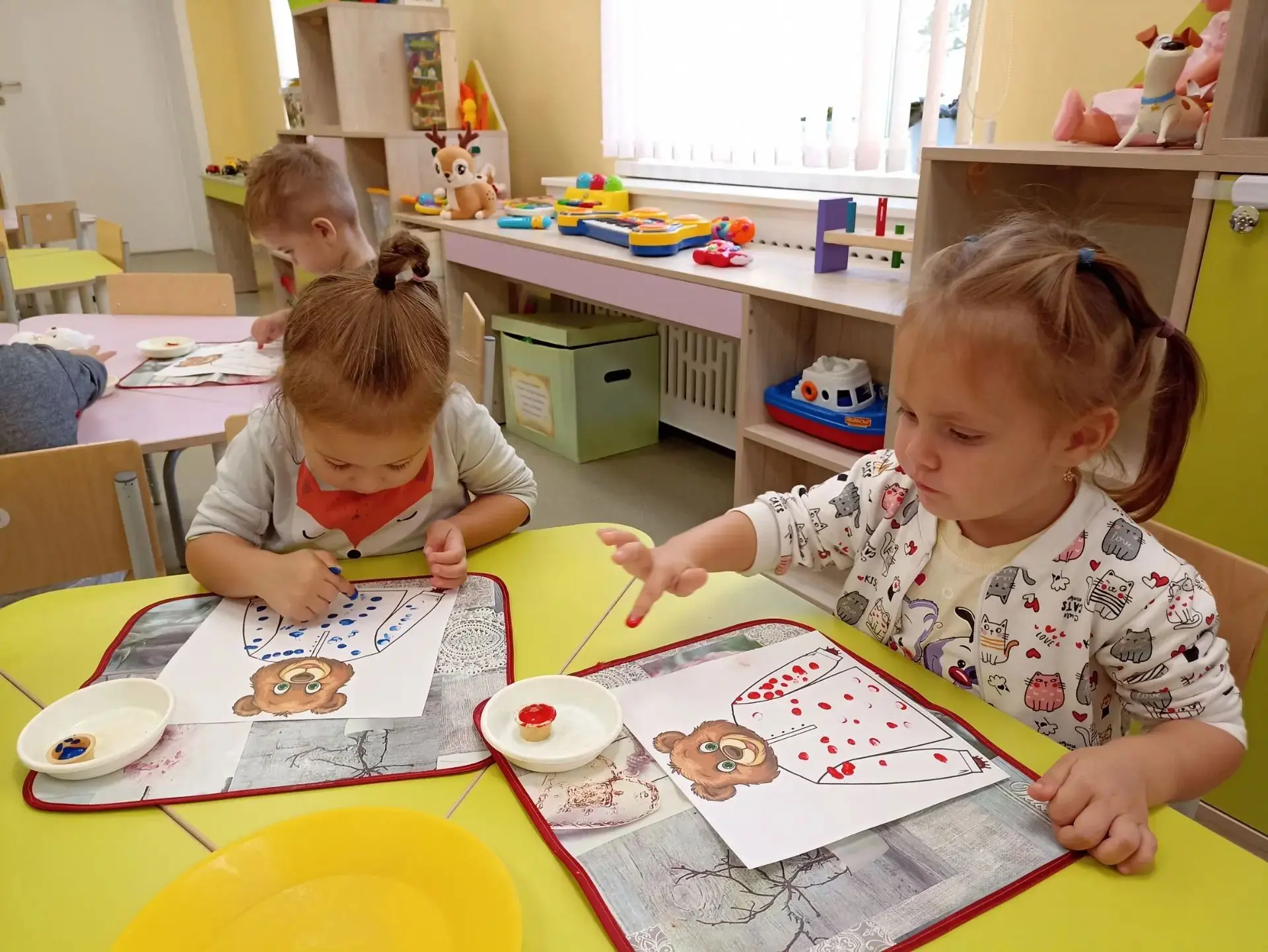 В группе «Карапузики»👶🧒👧👦 сегодня было по-осеннему 🍁🍂🍁уютно! К нам пришел Мишка ...