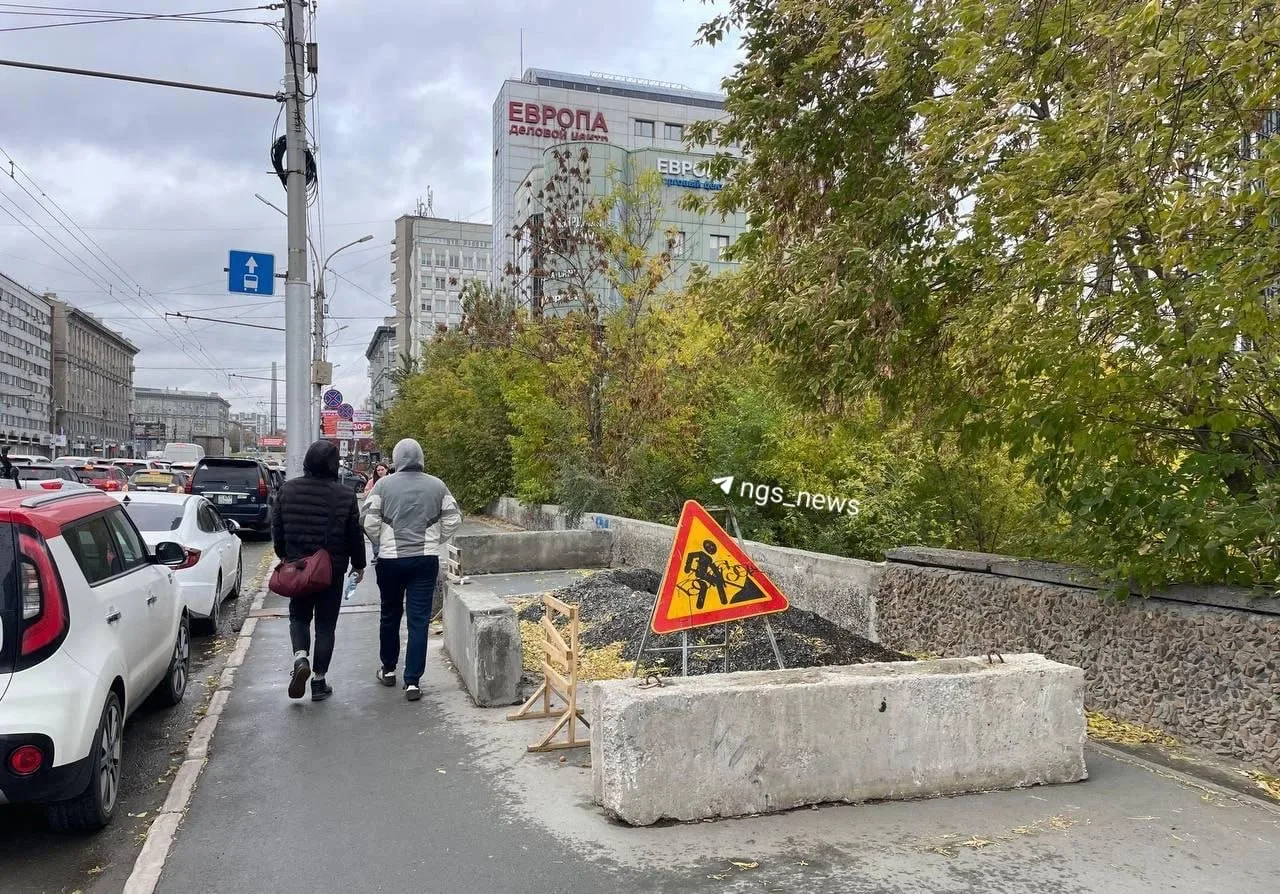 🕳 Яма у ТЦ «Европа» на Красном проспекте стала ещё больше