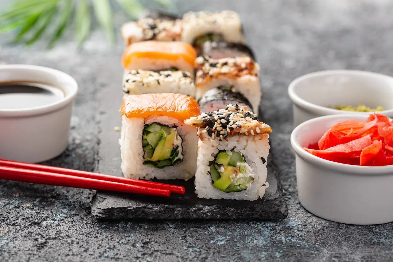 🍣 Когда-то суши были… способом сохранить рыбу. 🍱  А в настоящее время роллы — это уже целая гастроно
