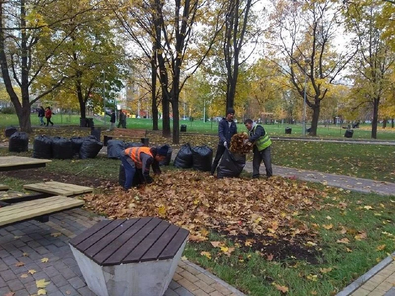 🍂 В Текстильщиках убирают листву в парке Шкулёва