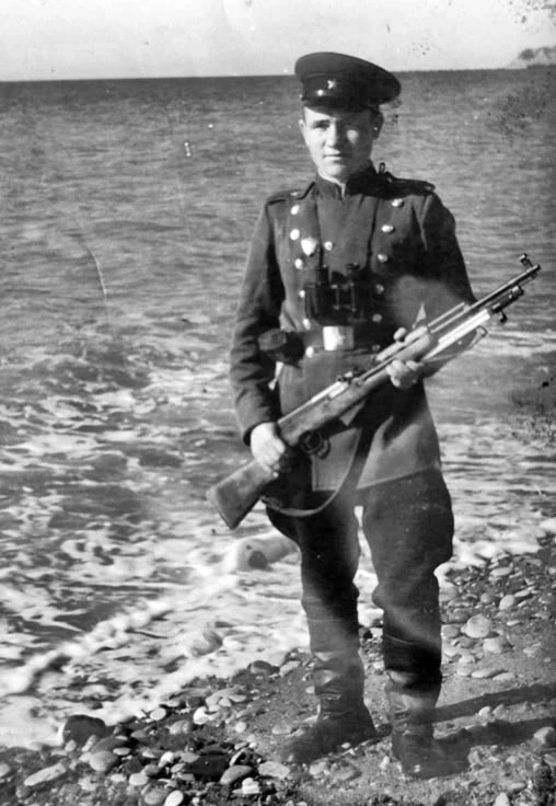 ⭐ Пограничник с карабином Симонова. Фото предположительно 50-х годов.