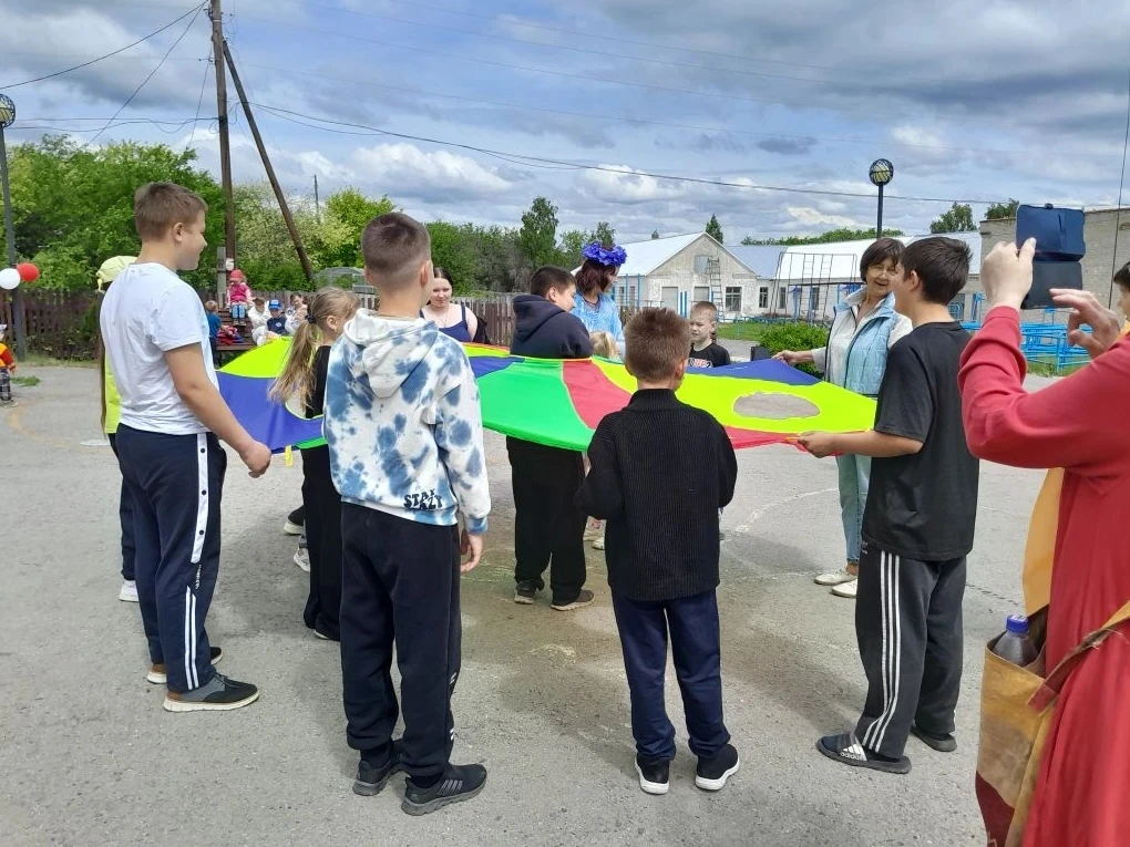 01.06.2026 г. площадь превратилась в большую игровую площадку. Забудьте про диваны и мо...