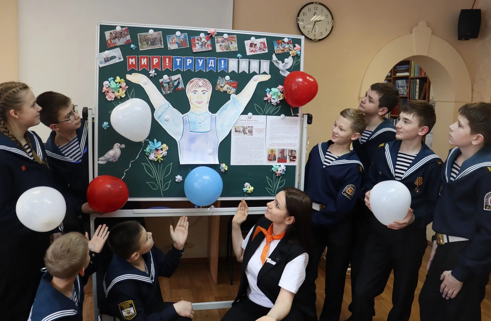🌸🔨 МИР! ТРУД! МАЙ!
     Первомай — символ Весны и уважения к человеческому Труду. Праздник, которы