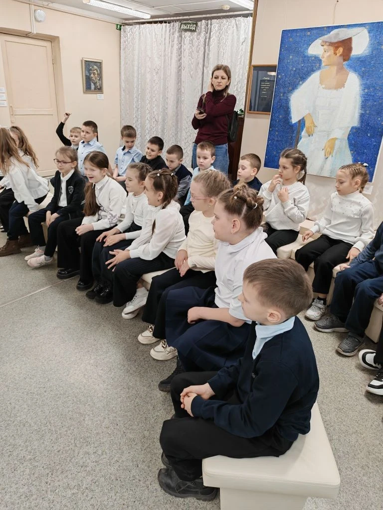 28 апреля учащиеся 1б класса посетили музей детского изобразительного искусства народов Сибири и Дал