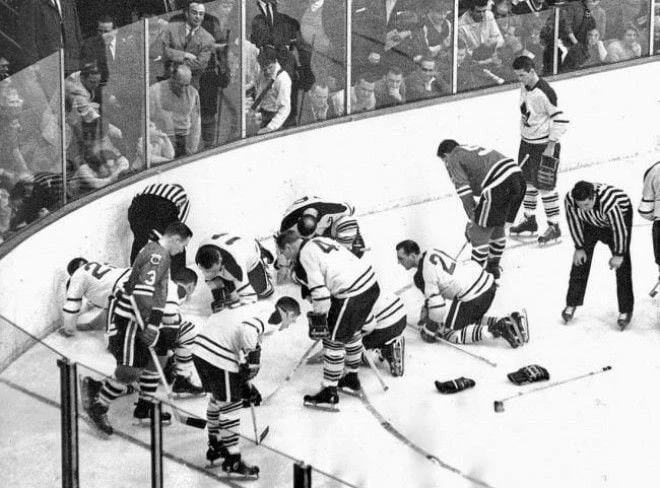 Игроки Toronto Maple Leafs и Chicago Black Hawks ищут выпавшую дорогую контактную линзу...