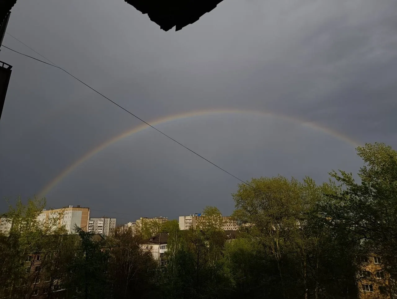 Короче, фото дня 🌈  Вот такую радугу успели сфотографировать наши читатели.   Делитесь с нами фото и