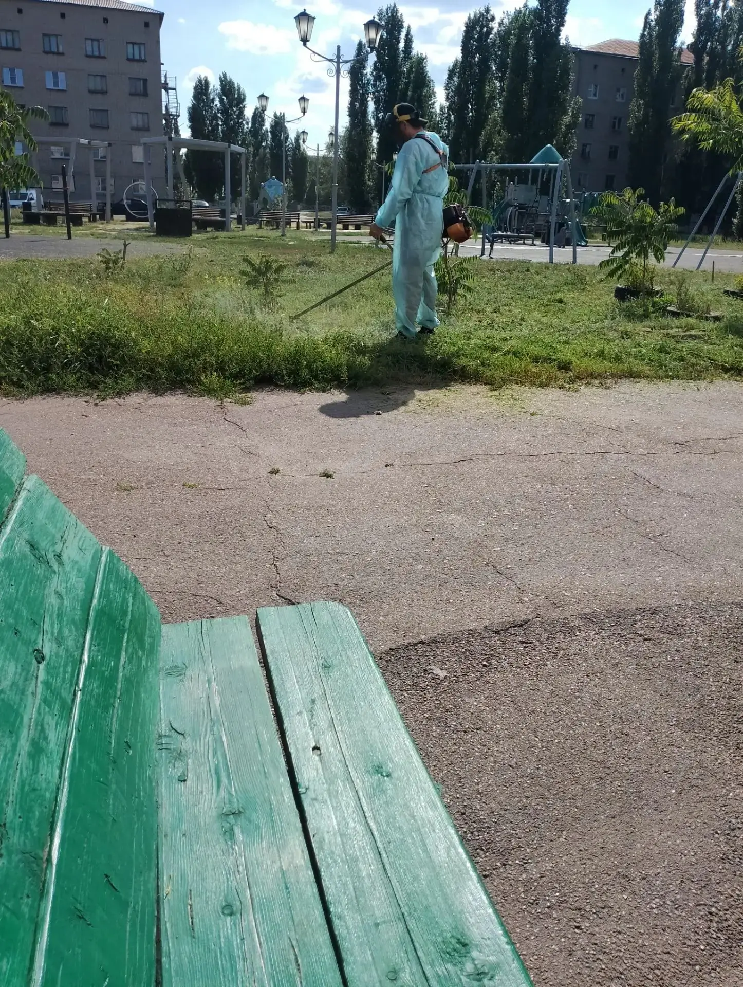 Покос травы на детской площадке ул. Дорожная д. 37