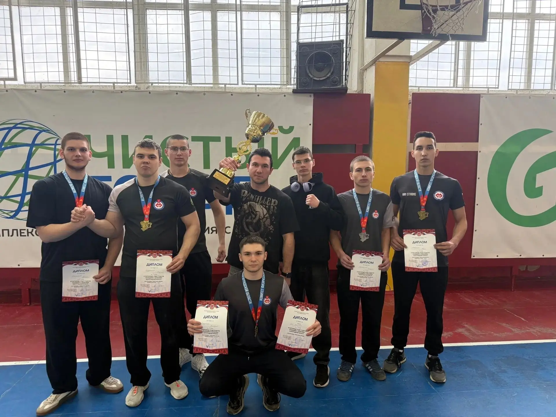 🏐 Дебют удался: волейболисты ВолГАУ взяли бронзу городских соревнований  Сборная Института непрерывн