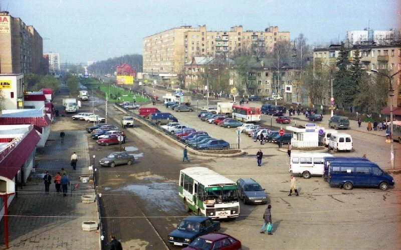 Наша привокзальная площадь в 2000-х годах). Узнаёте?