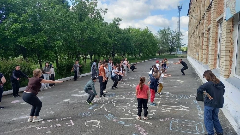 10 июня: День приключений и творчества!

Утро началось с традиционной линейки, бодрящей зарядки и вк