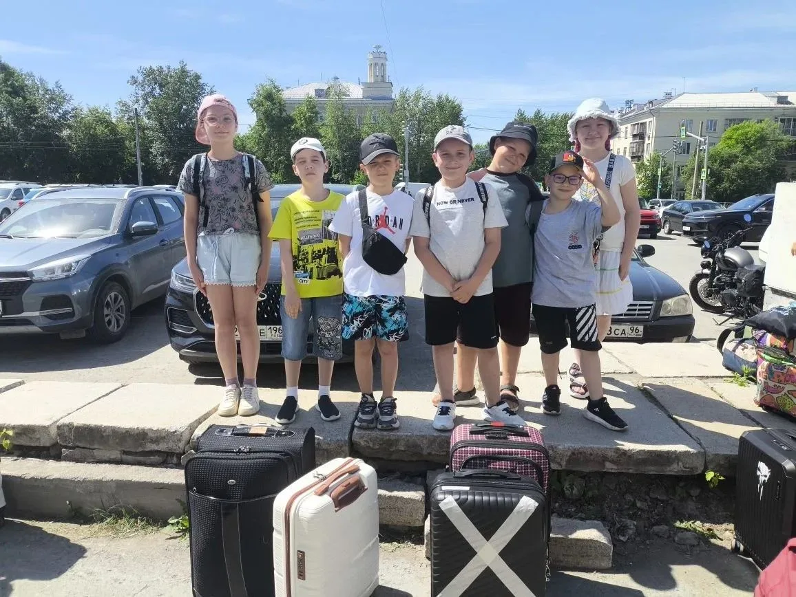 Собраны сумки, застегнут замок,