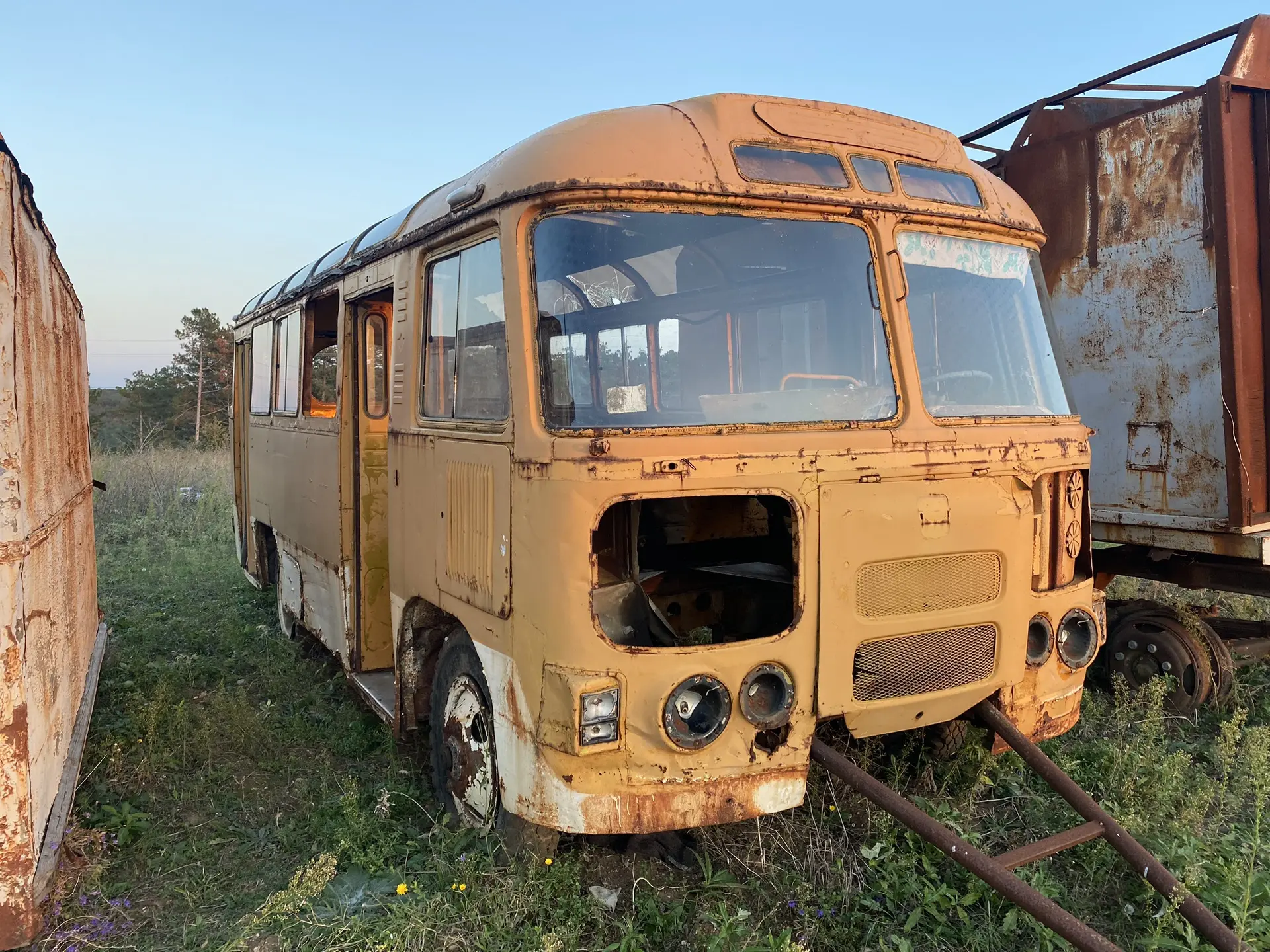 Как-то путешествую по полям встретилась мне тушка автобуса ПАЗ 672М. Скорее всего, её хотели использ