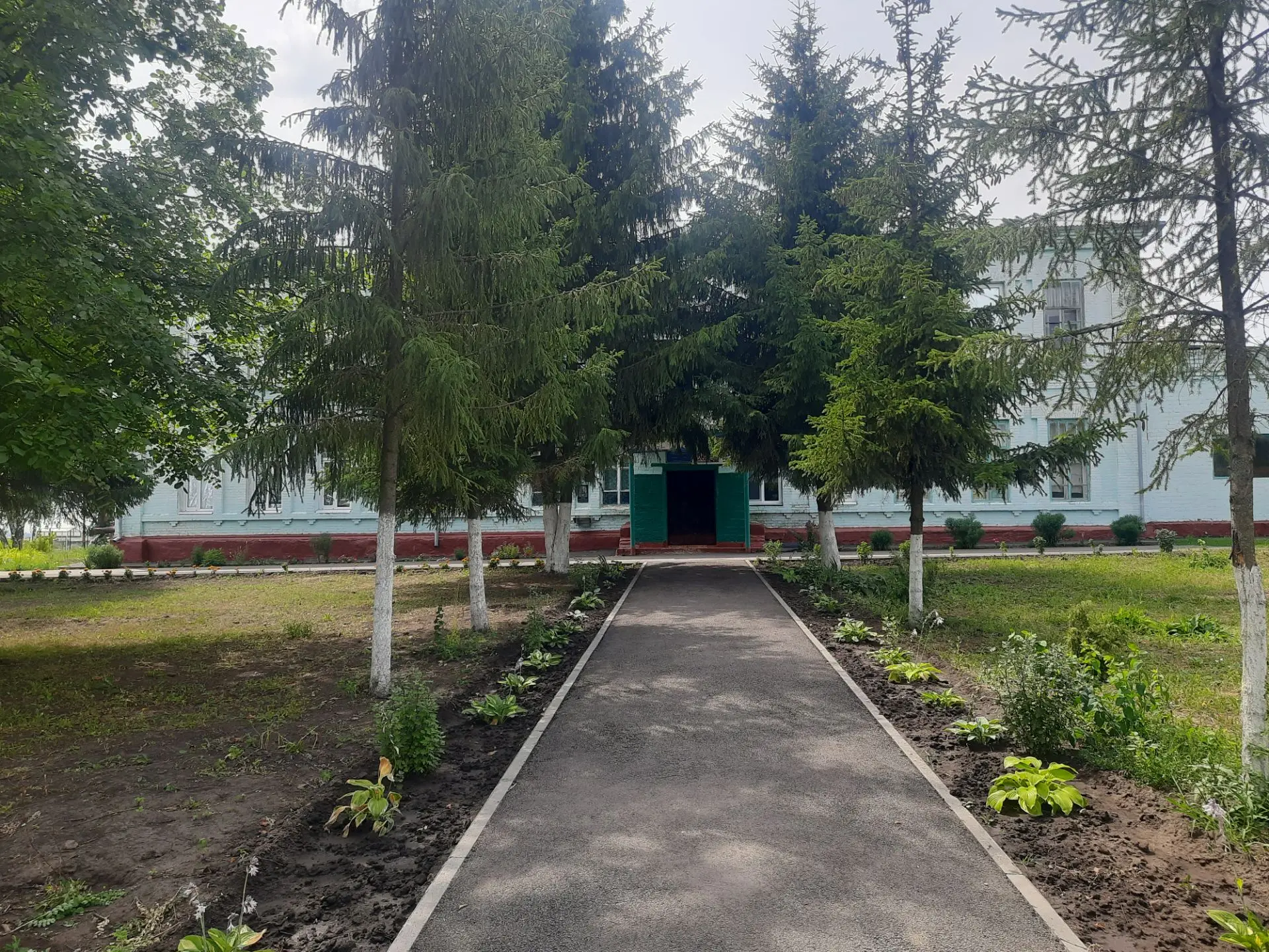 Лето в школе: когда коридоры молчат ☀️

Сейчас в нашей школе непривычно тихо. Нет звонков, никто не 