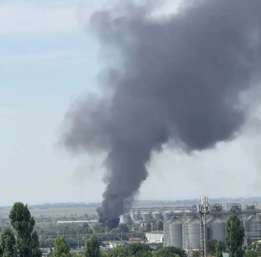 Судно "Волганефть 114" загорелось в Азове.