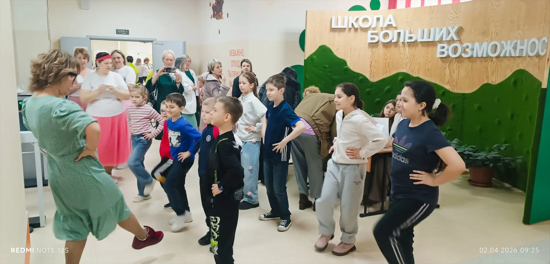 Наш лагерь зажёгся сегодня яркими событиями педагогической весны! 🌸🌱 Утро началось бодряще: методист