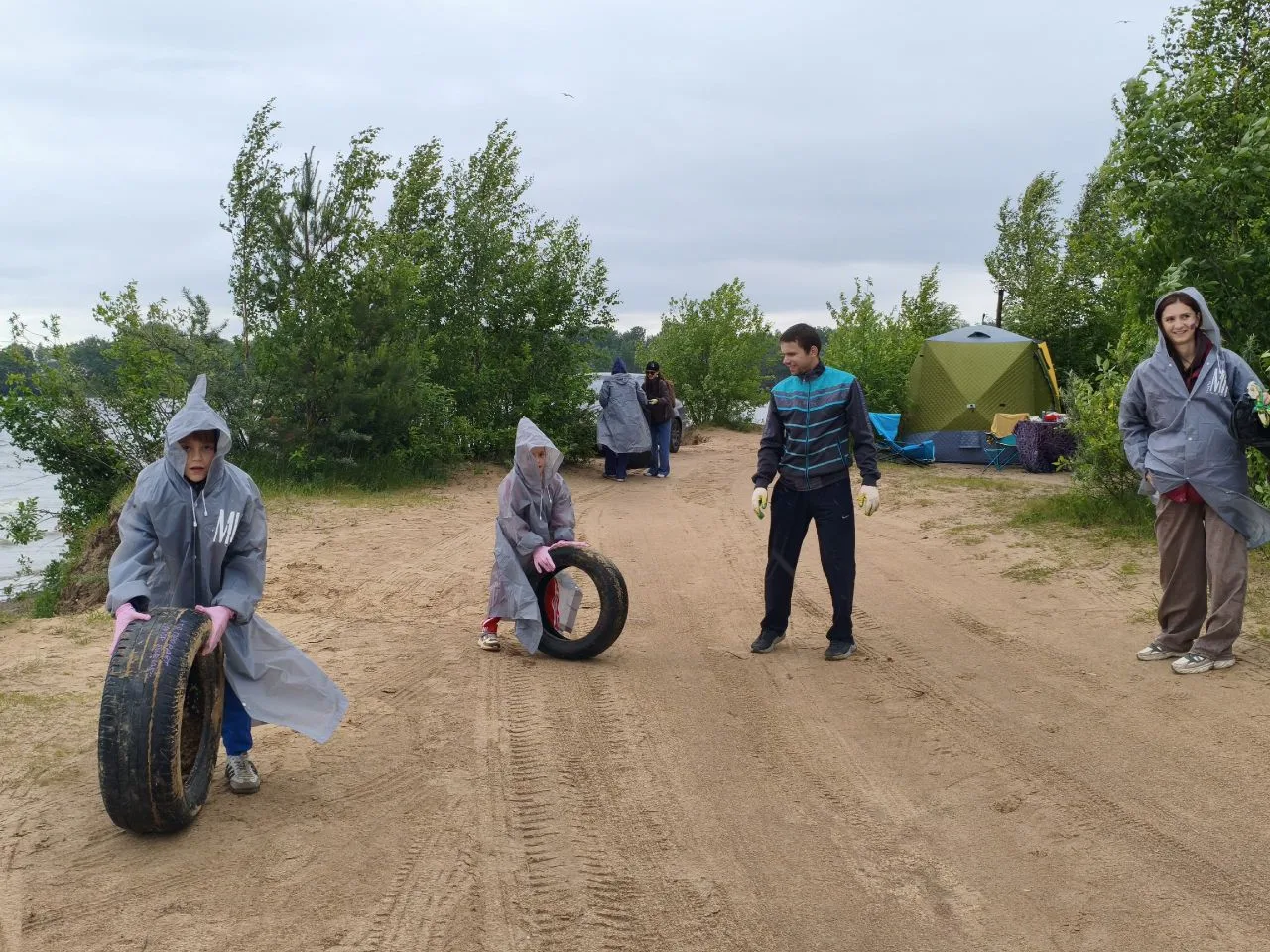 Сегодня на пляже Янтарный в Ломоносове совместно с Добро.Центром провели экологическую акцию «Вода Р