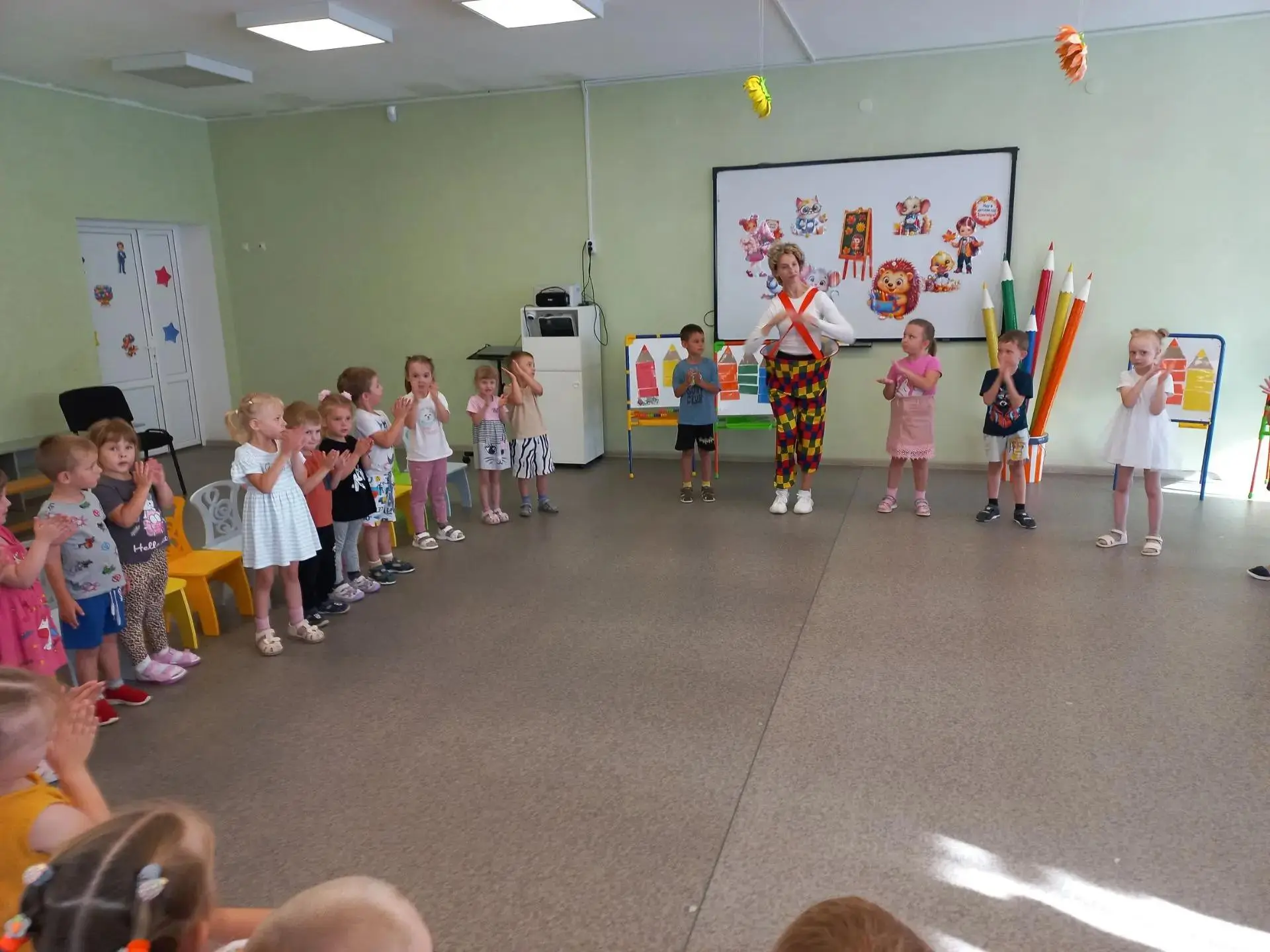 В группах «Ромашки» и «Солнечный Зайчик» прошло яркое развлечение, посвящённое Дню знан...