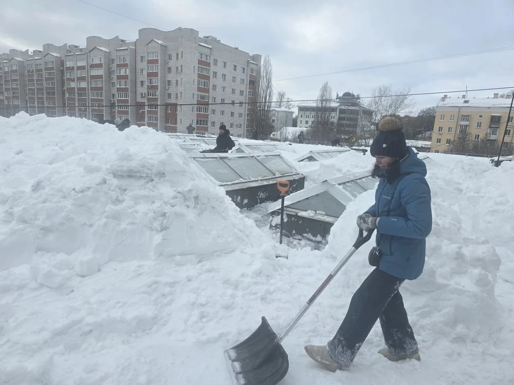 В лицее прошел снежный субботник! Была проведена расчистка территории от снежных масс и наледи, расч