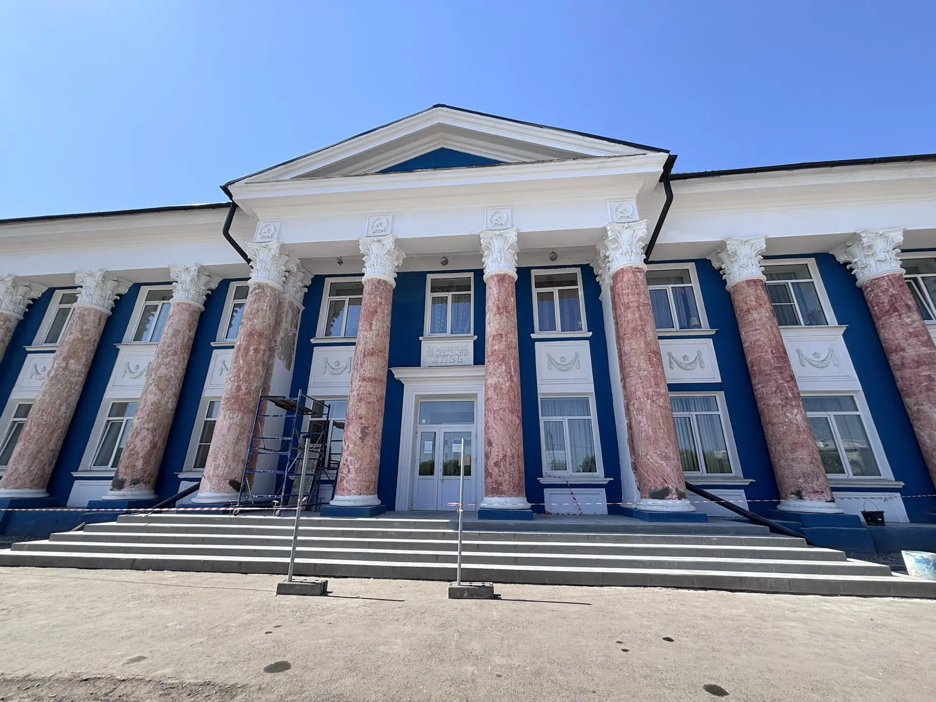 Продолжаются ремонтные работы здания детской школы искусств. В плане мероприятий восстановление архи