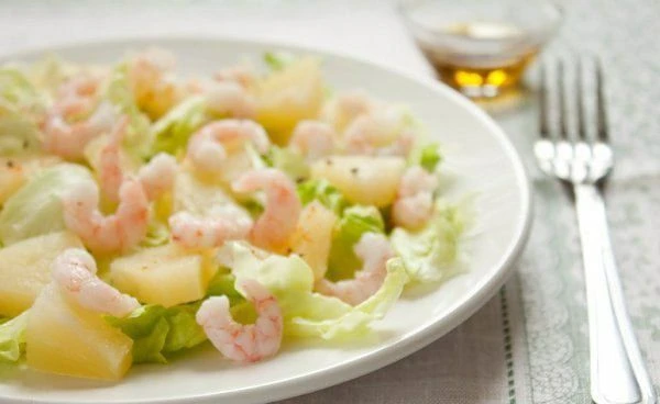 САЛАТ ИЗ КРЕВЕТОК С АНАНАСОМ