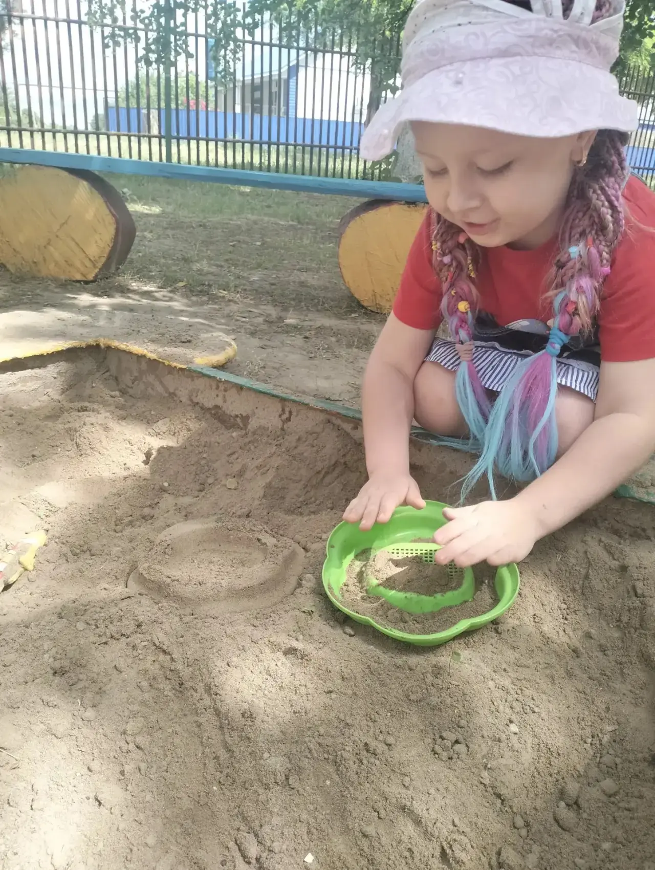 В группе «Пчёлки» продолжаются опыты с песком, а также родителям были розданы памятки