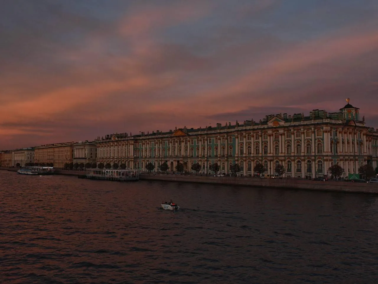 🌆 Открываем завораживающие мгновения вечернего Петербурга