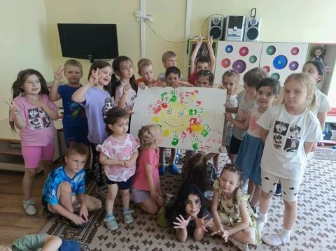 🎨 «Разноцветные ладошки» в «Радуге»: праздник, который раскрасил день!

В дошкольном отделении «Рад