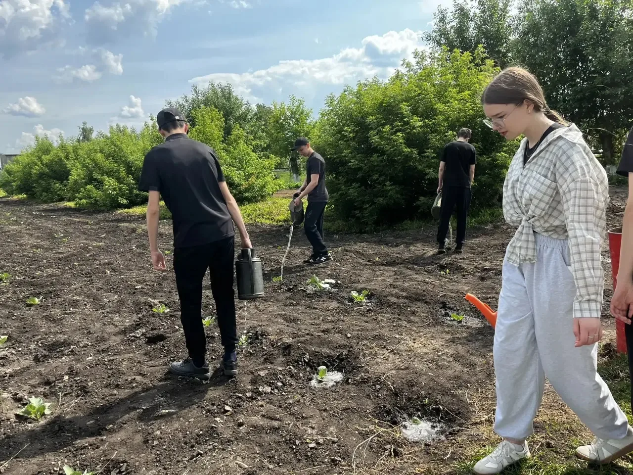 В свой первый день на летней трудовой практике учащиеся 9 «А» класса с энтузиазмом взял...