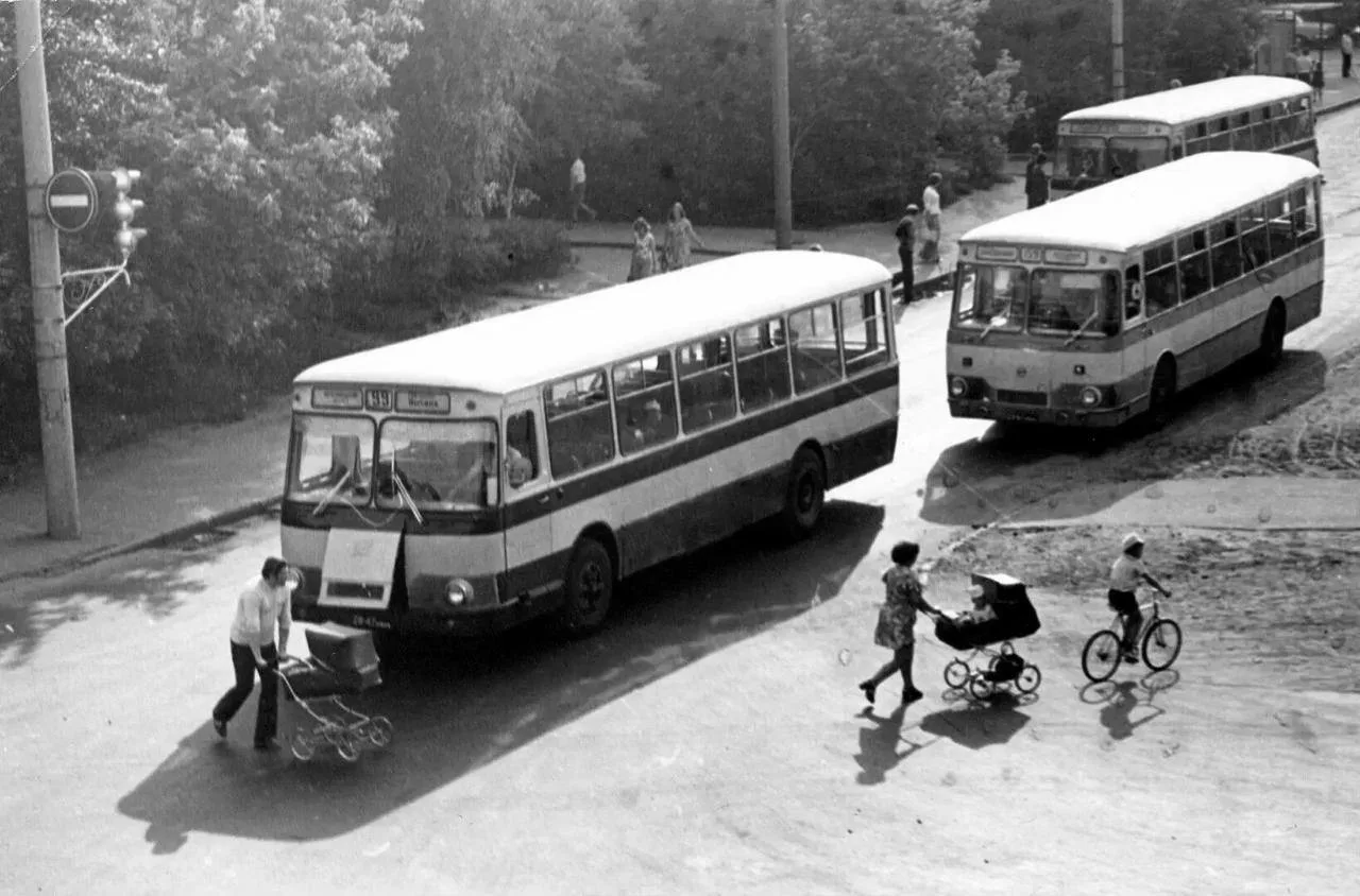 Волгоградский проспект у перекрёстка со Скрябина, 1979 год.