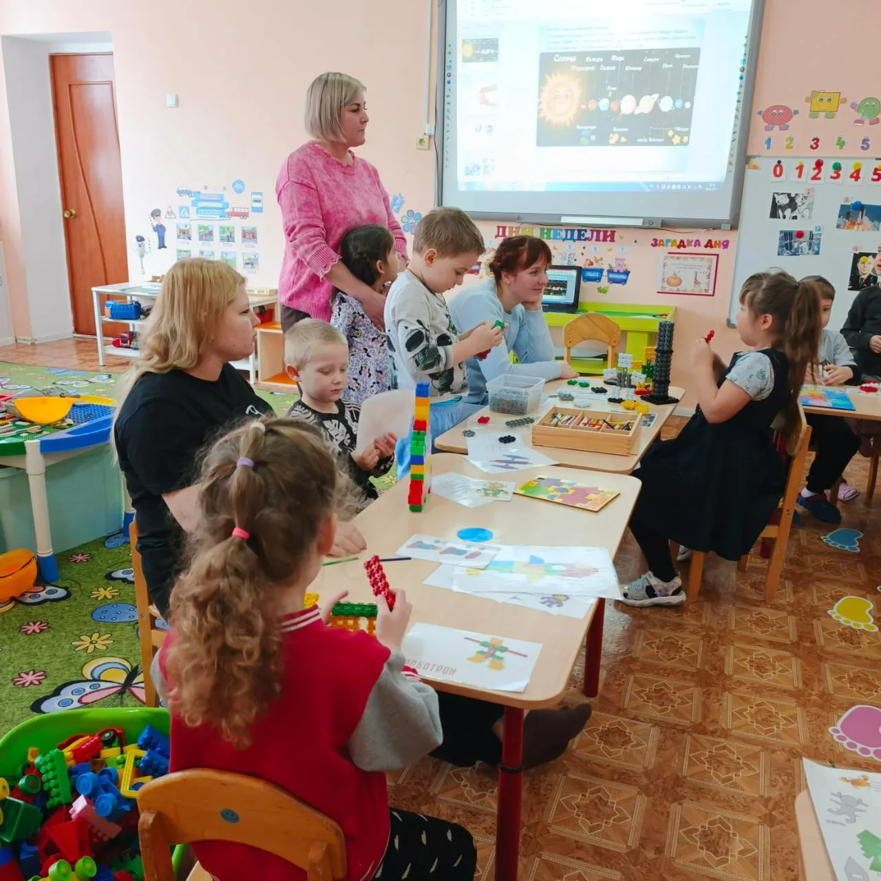 В старшей группе прошел мастер-класс совместно с родителями по техническому творчеству,...