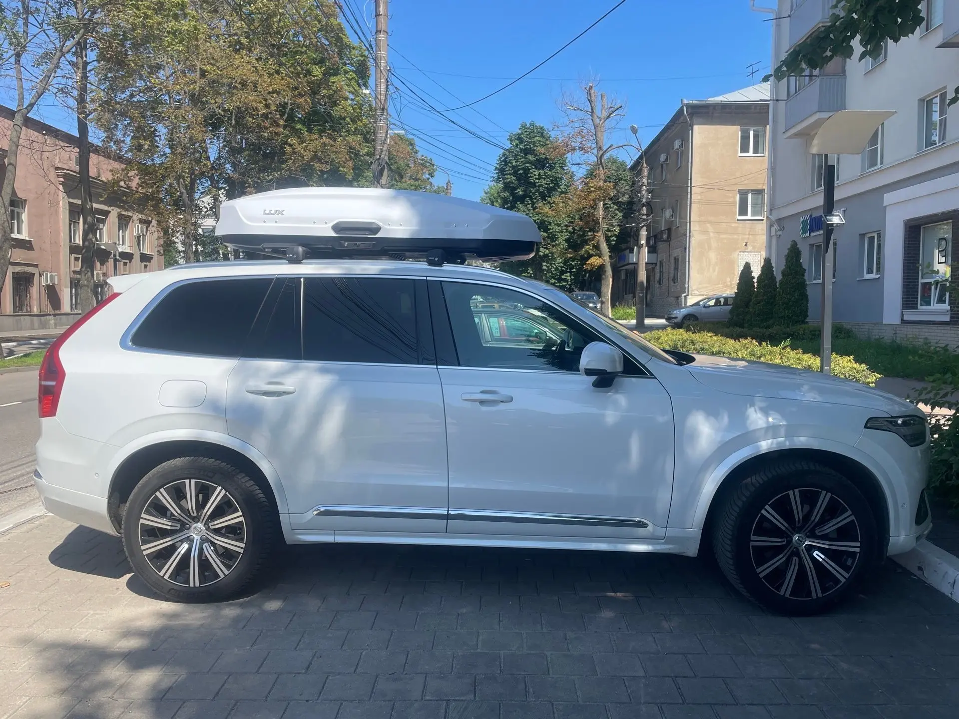 Подобрали и установили на Volvo XC90: багажная система Lux Condor и автобокс Lux Tavr.