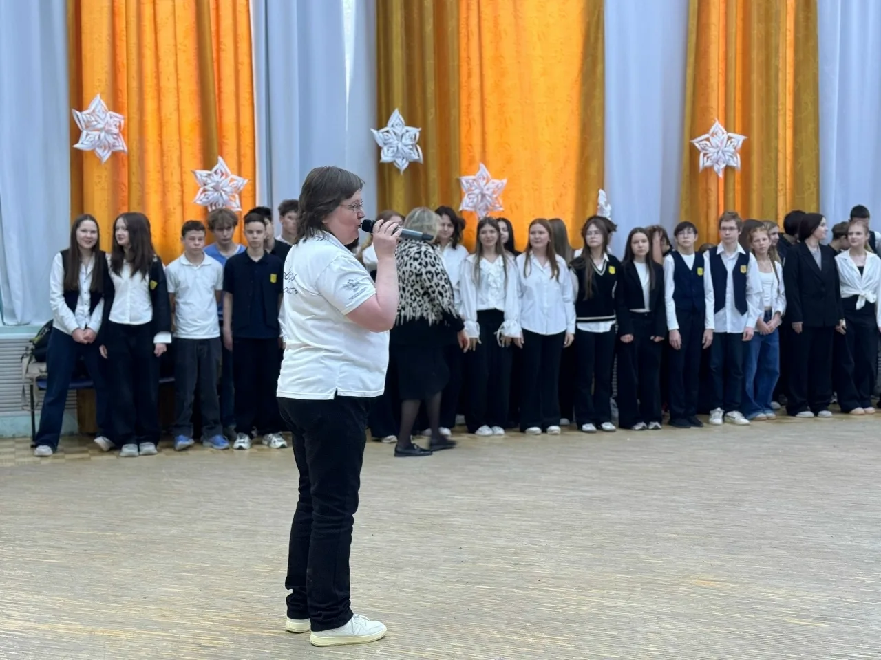 🎄Сегодня праздничным настроением зарядились наши восьмиклассники!   В нашу школу вновь пожаловал Дед