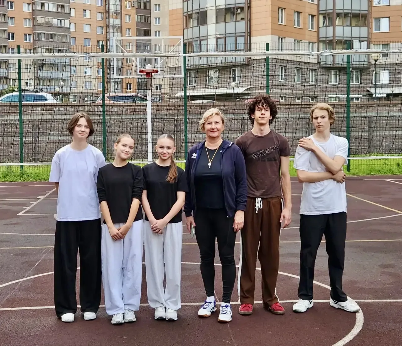 🤾🏽 Вечерами по средам и пятницам на спортивной площадке школы по-прежнему играют в во...