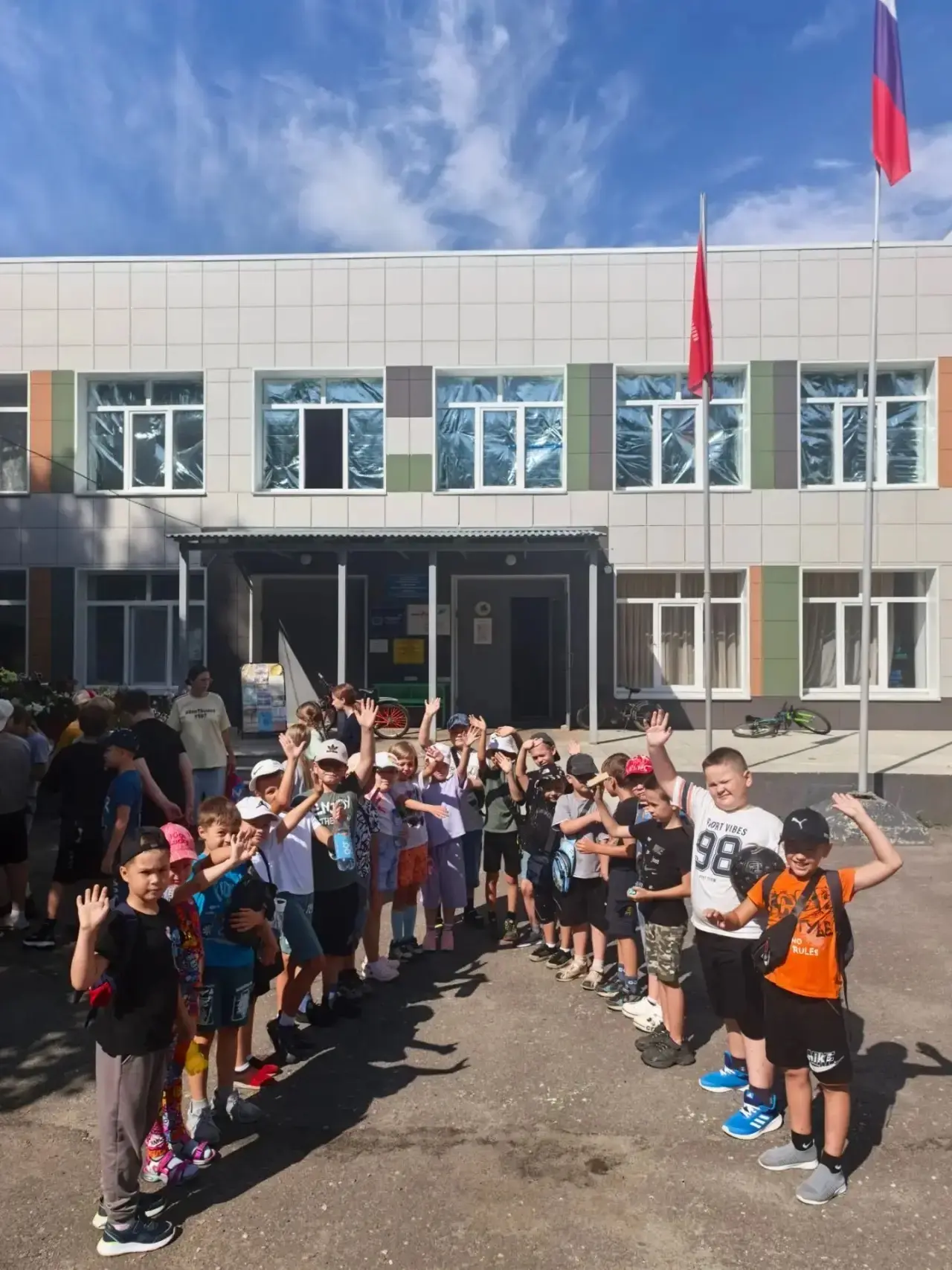 Второй день в лагере «Радуга»: бодро, ярко, по делу!

Второй день в пришкольном лагере «Радуга» прош